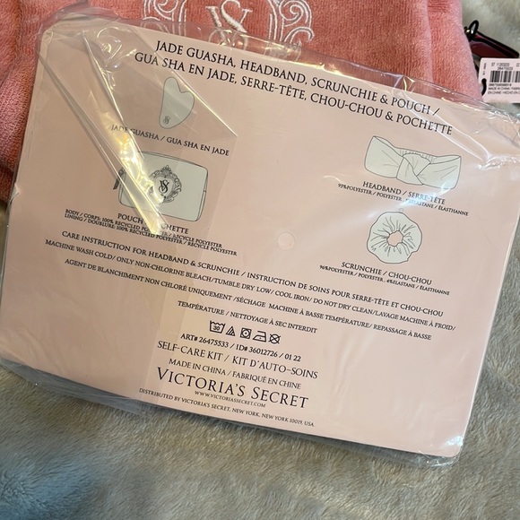 Victoria’s Secret Mini Spa Kit and Bag - Picture 4 of 4